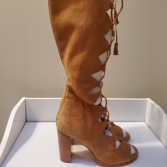 Camel colored cutout Frye boots NWOT - Picture 5 of 6